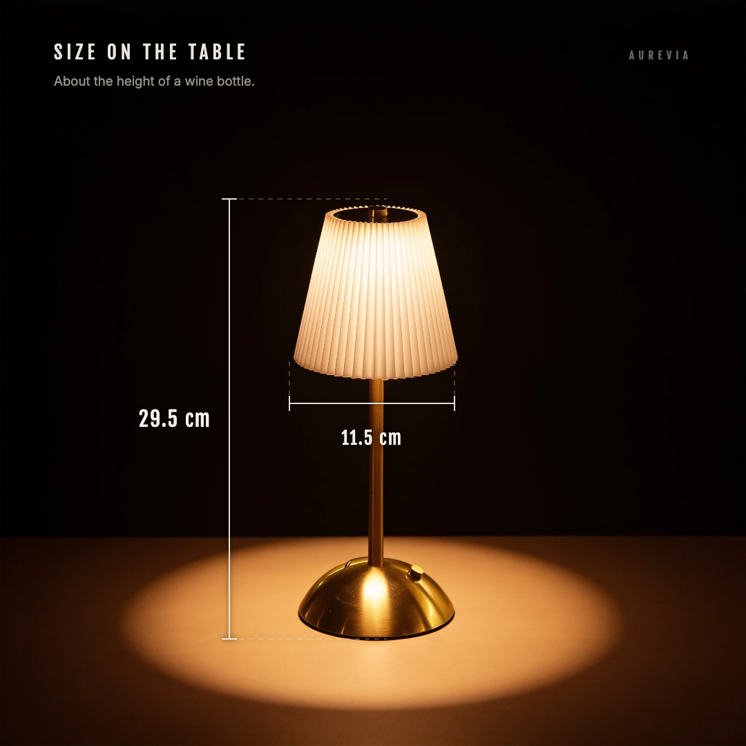 The Pleat table lamp with dimension lines showing 29.5 cm in height and an 11.5 cm shade across its widest point